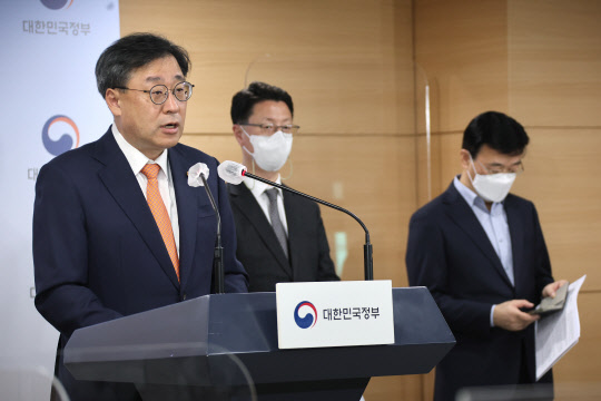 박윤규 과학기술정보통신부 2차관이 지난 18일 정부서울청사 브리핑실에서 5G 주파수 할당 조건 이행점검 결과 및 향후계획을 발표하고 있다. 연합뉴스